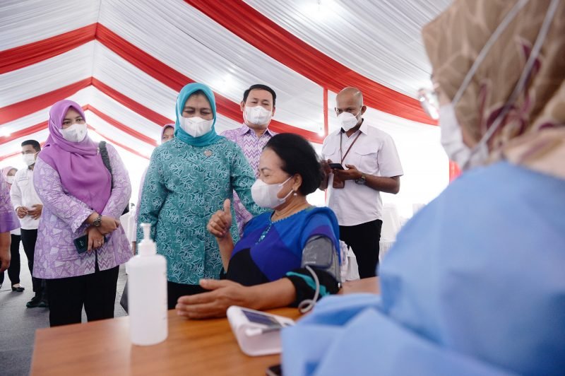 Tinjau Vaksinasi Booster, Nawal Lubis Cegah Lonjakan Kasus Omicron di Sumut