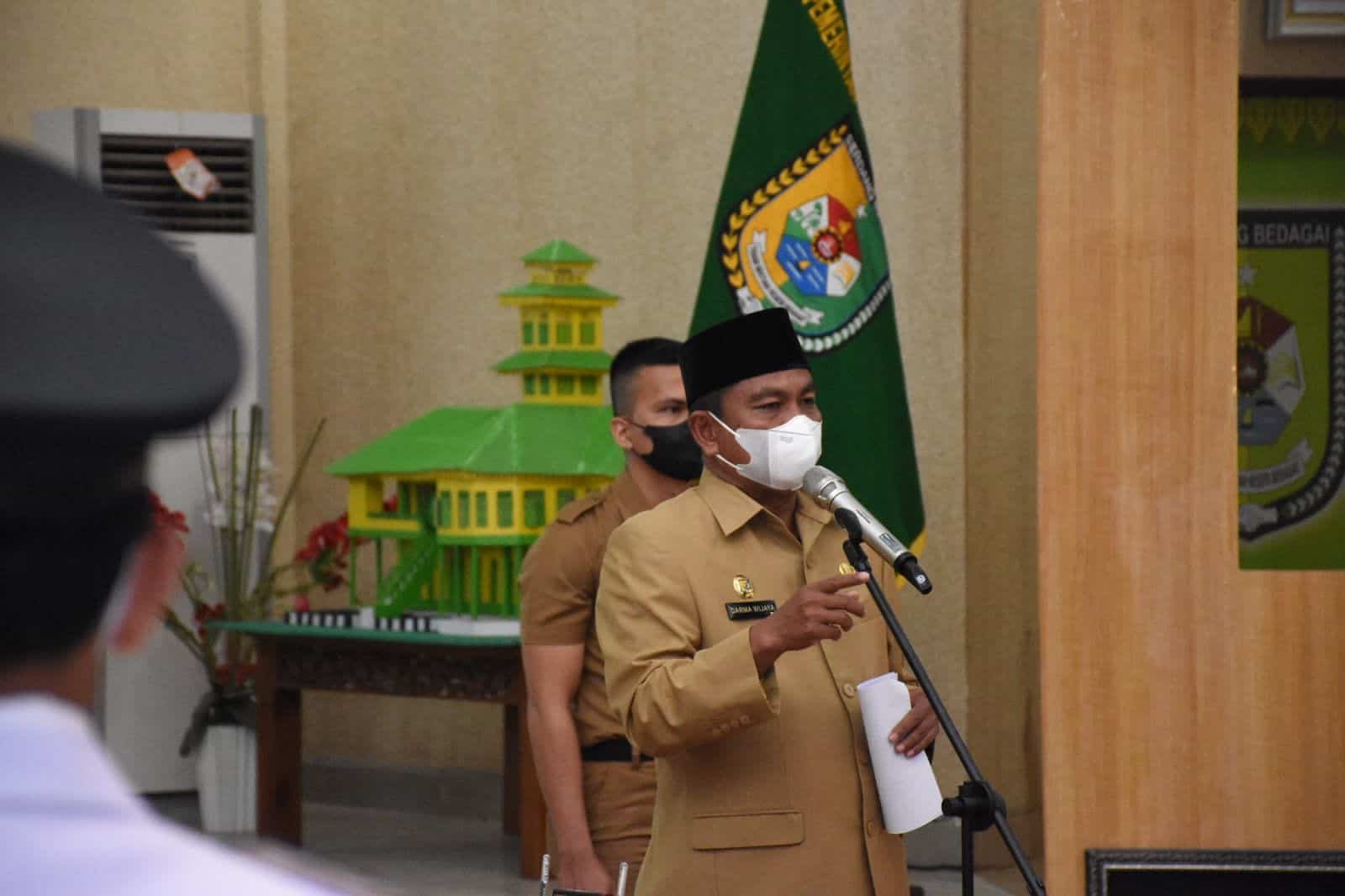 Bupati Sergai saat pidato sambutan acara pelantikan. Senin (31/01/2022). (Foto/Humas).