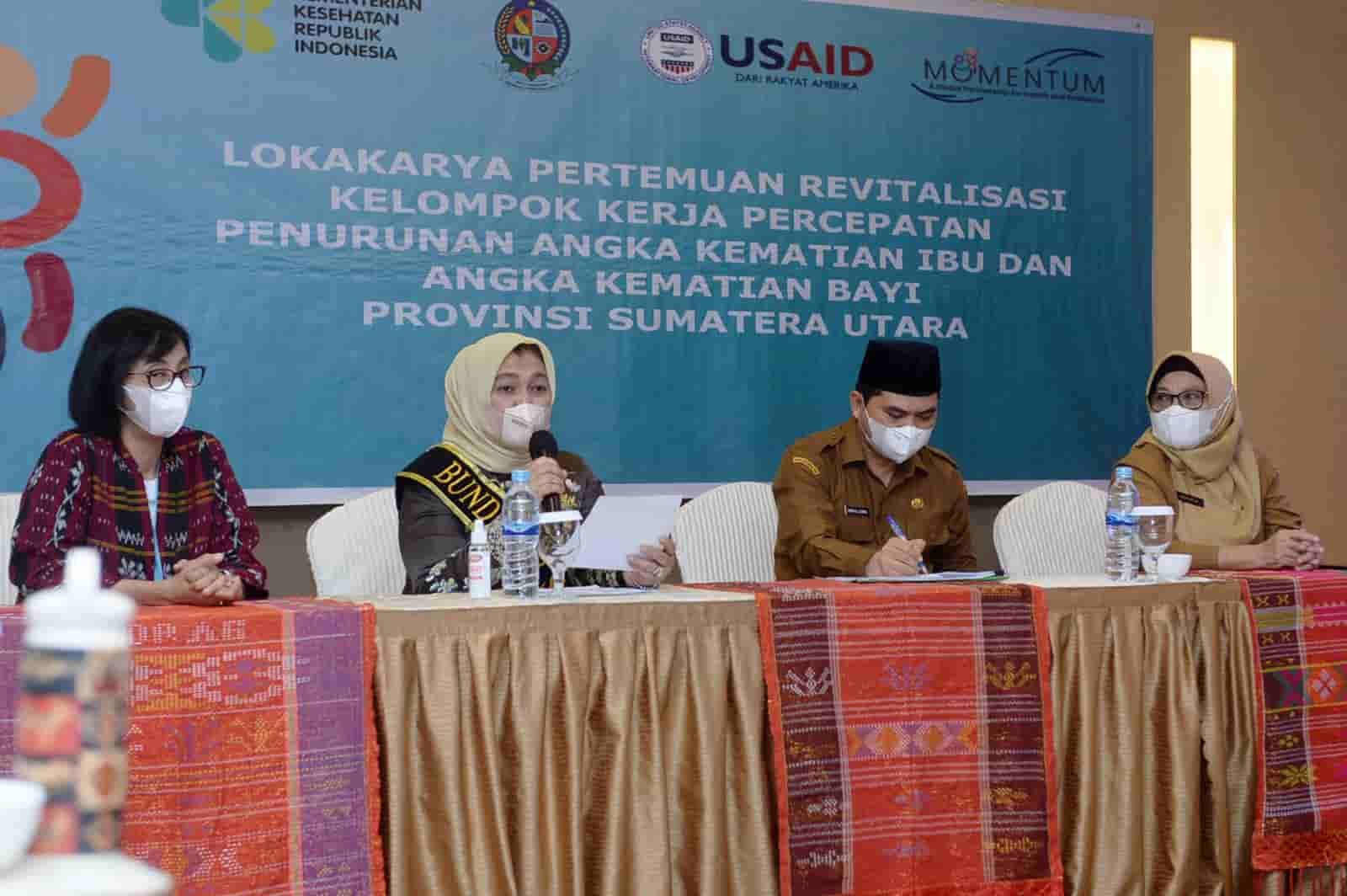 Ketua TP PKK Provinsi Sumatera Utara (Sumut) Nawal Lubis memberikan sambutan sekaligus membuka Lokakarya Pokja Percepatan Penurunan Angka Kematian Ibu dan Bayi Baru Lahir di Hotel Four Points Jalan Gatot Subroto Medan, Senin (31/01/2022). (Foto/Humas).
