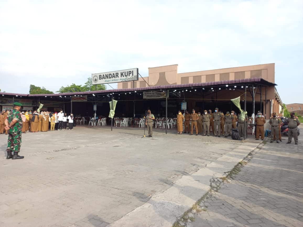 Kasatpol PP Kota Medan Rakhmat Harahap memimpin saat langsung kegiatan. Senin (31/01/2022). (Foto/Humas)