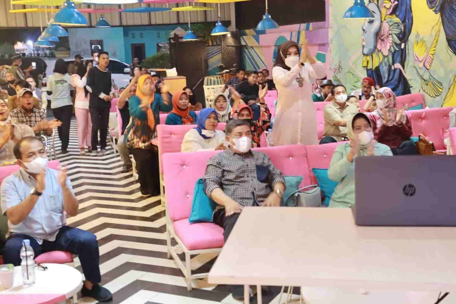 Wabup Deli serdang bersama jajaran saat nobar. Senin (31/1/2022). (Foto/Humas)