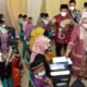 Gubernur Sumut Edy Rahmayadi didampingi Ketua Tim Penggerak (TP) Pemberdayaan Kesejahteraan Keluarga (PKK) Sumut Nawal Lubis menghadiri Peringatan Maulid Nabi Muhammad SAW 1443 H sekaligus pengukuhan pengurus Persatuan Abang Becak Aceh Medan (PABAM) periode 2022 -2027 di Gedung Aceh Sepakat Jalan Mengkara No. 57 Medan, Selasa (01/02/2022). (Foto/Humas).