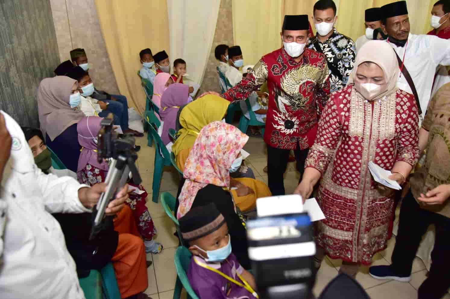 Gubernur Sumut Edy Rahmayadi didampingi Ketua Tim Penggerak (TP) Pemberdayaan Kesejahteraan Keluarga (PKK) Sumut Nawal Lubis menghadiri Peringatan Maulid Nabi Muhammad SAW 1443 H sekaligus pengukuhan pengurus Persatuan Abang Becak Aceh Medan (PABAM) periode 2022 -2027 di Gedung Aceh Sepakat Jalan Mengkara No. 57 Medan, Selasa (01/02/2022). (Foto/Humas).