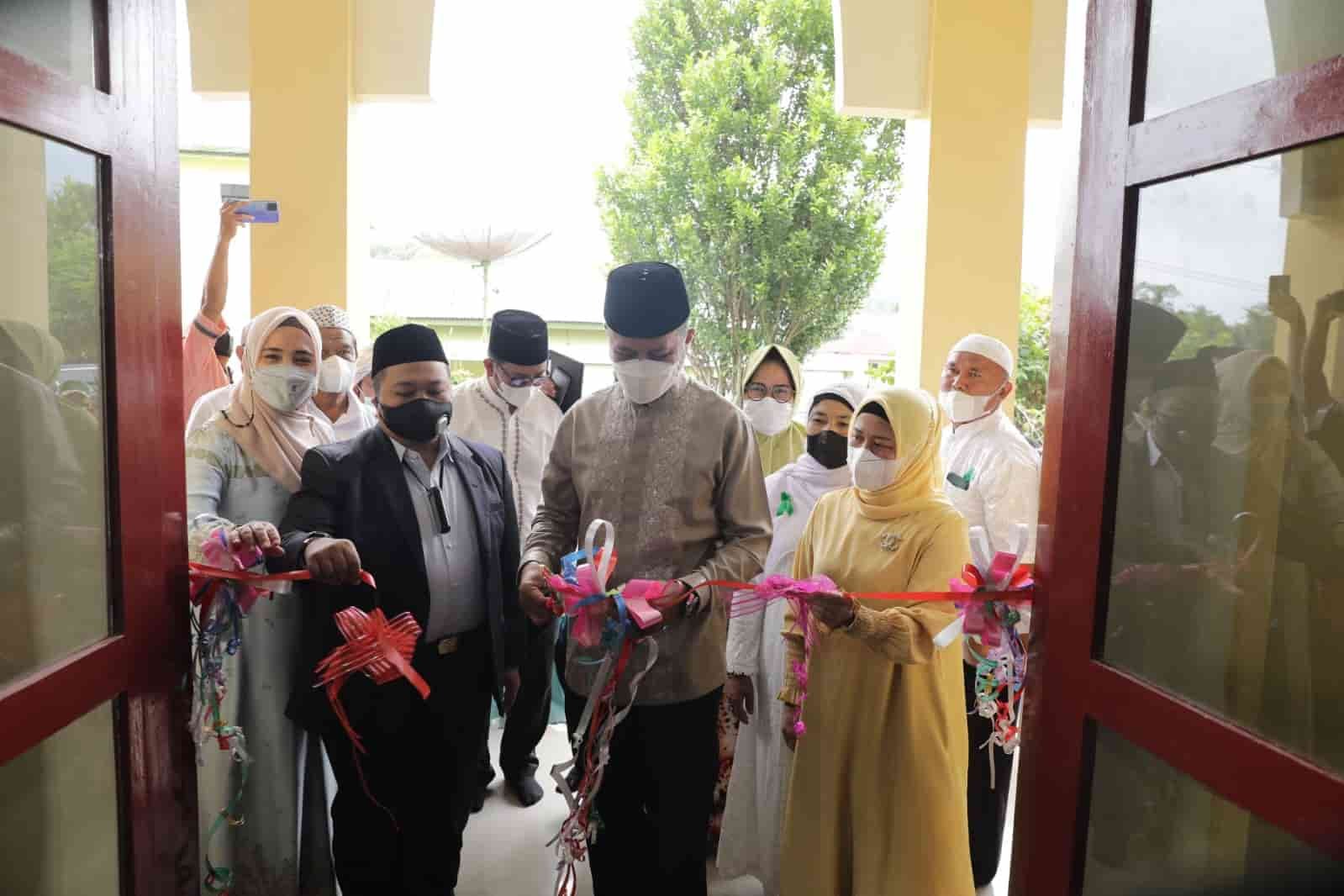 Wakil Gubernur (Wagub) Sumatera Utara (Sumut) Musa Rajekshah didampingi Wakil Ketua I Tim Penggerak Pemberdayaan dan Kesejahteraan Keluarga (TP PKK) Sumut Sri Ayu Mihari meresmikan Masjid Darul Muwahhid di Jambatan Sidua-dua, Desa Paran Padang, Kecamatan Sipirok, Kabupaten Tapanuli Selatan (Tapsel), Selasa (01/02/2022). (Foto/Humas)