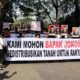 Massa petani saat menyampaikan tuntutan di depan gerbang gedung DPRD Sumut. Rabu (2/2/2022). (Foto/Humas).