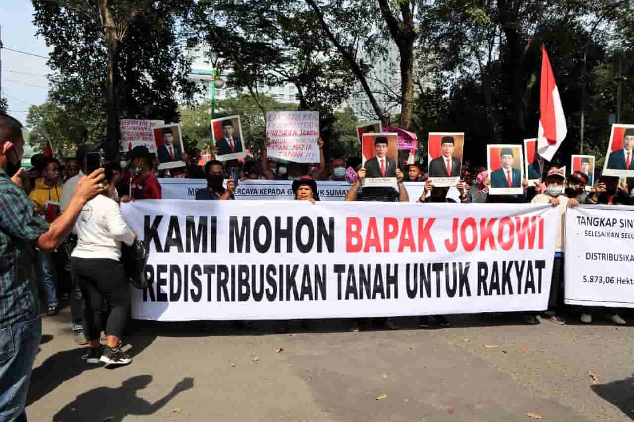 Massa petani saat menyampaikan tuntutan di depan gerbang gedung DPRD Sumut. Rabu (2/2/2022). (Foto/Humas).