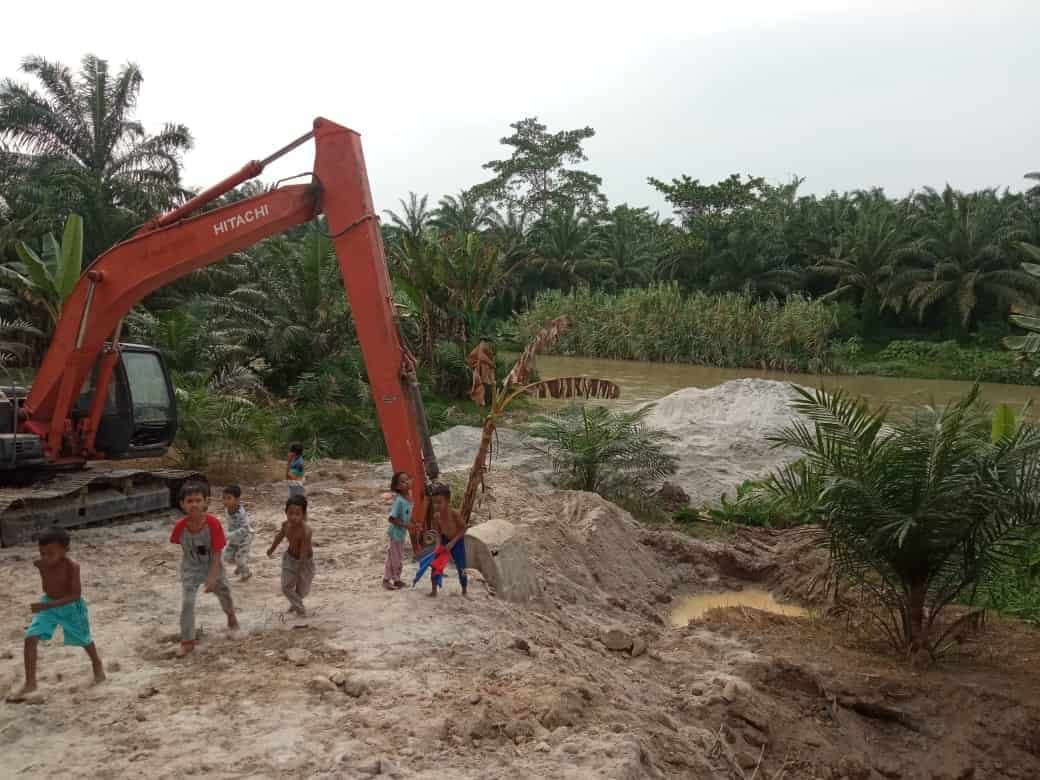 Bronjong yang berada di bantaran Sungai Tanjung, Desa Tanjung Muda terlihat dirusak oleh pengusaha galian c. Rabu (02/02/2022). (Foto/Sholeh Pelka).