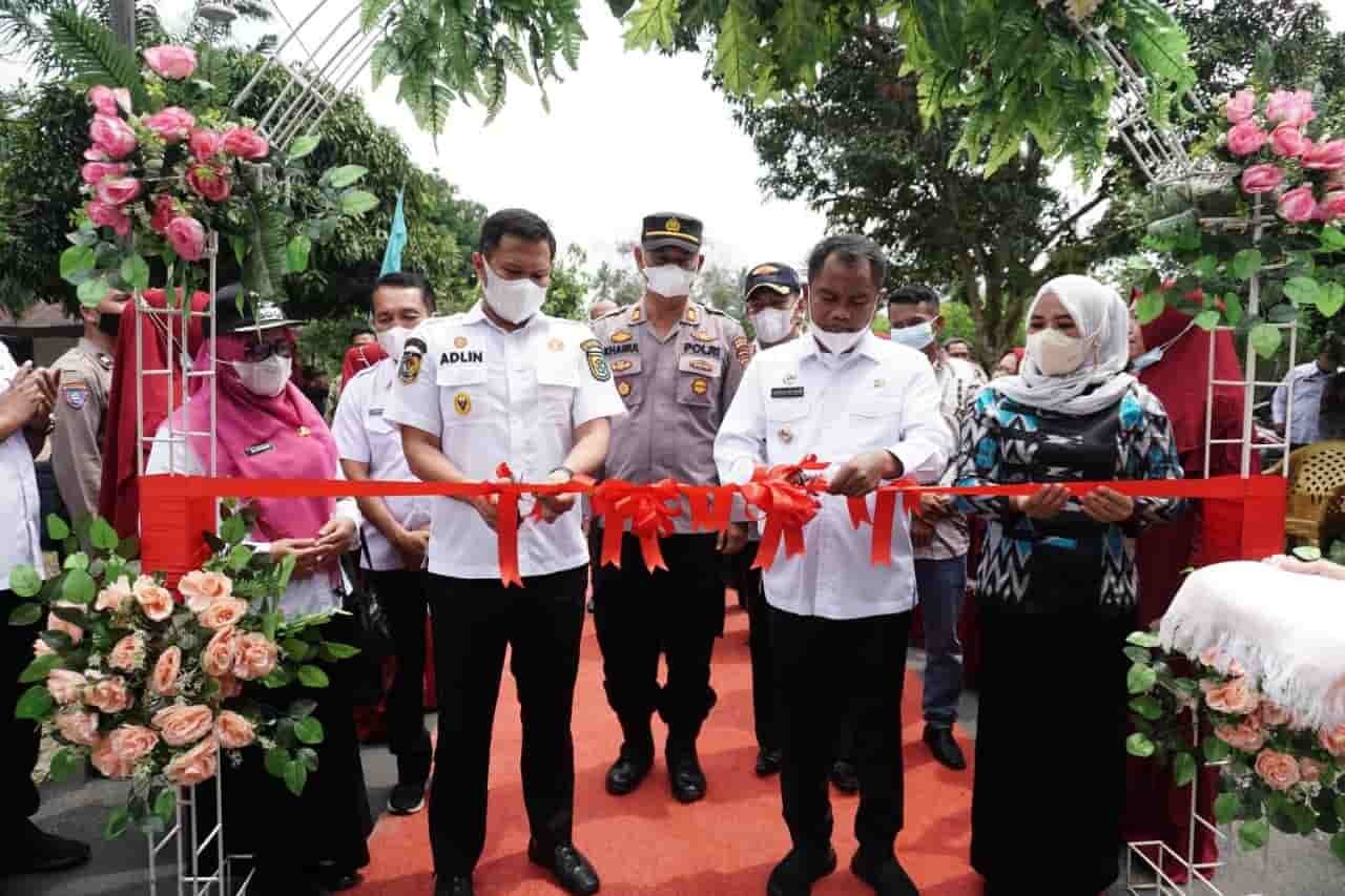 Bupati Sergai menggunting Pita peresmian Jalan Bajaronggi. Rabu (02/02/2022). (Foto/Humas).
