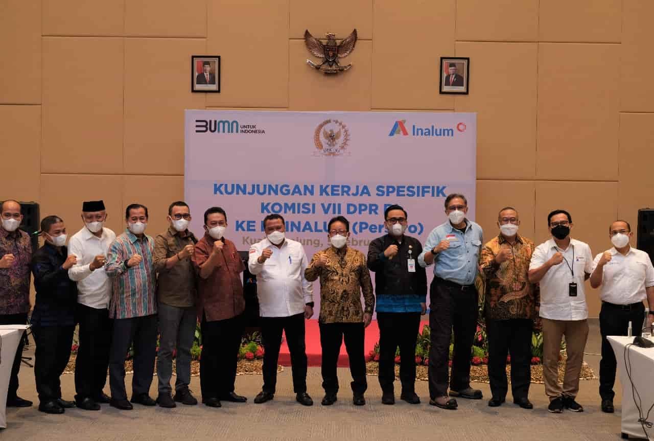 Ketua Komisi VII DPR - RI, bersama Dirut PT Inalum, dan Wakil Bupati Batu Bara, saat berada di Kantor PT Inalum Kuala Tanjung. Sabtu (05/02/2022). (Foto/Humas)