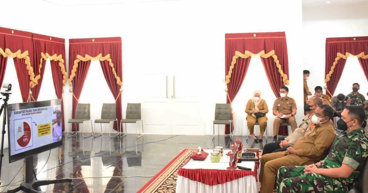 Bupati Sergai bersama Dandim 02/04 dan Kapolres Sergai saat mengikuti Virtual Pengarahan Presiden RI. Senin (7/2/2022). (Foto/Humas)