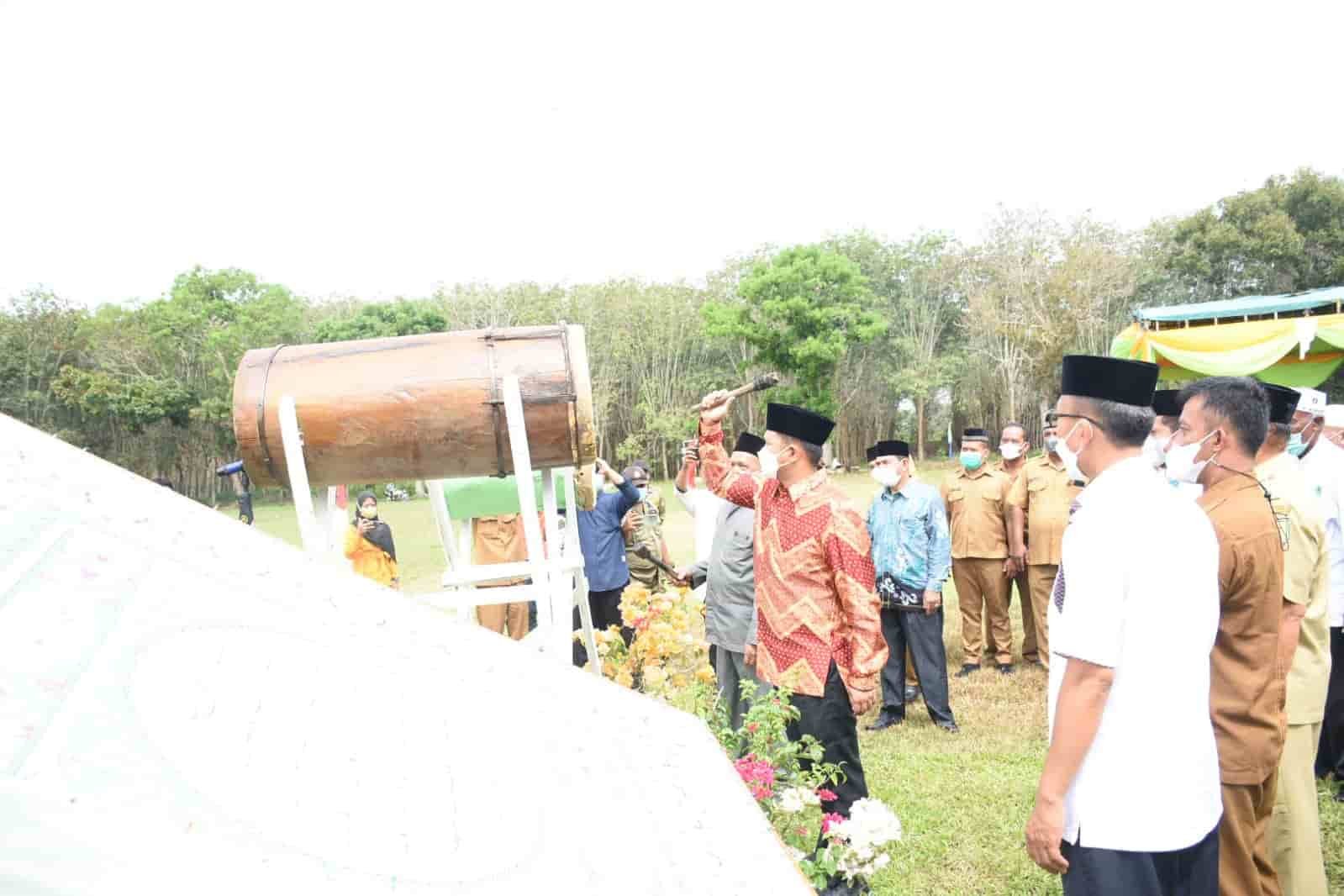 Ditandai dengan pemukulan bedug oleh Wabup Sergai. Senin (7/2/2022). (Foto/Humas)