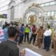 Aksi Para Pendemo di Depan Kantor Gubernur Sumatera yang diterima oleh Kepala Bagian Tata Usaha. Selasa (08/02/2022). (Foto/Humas)