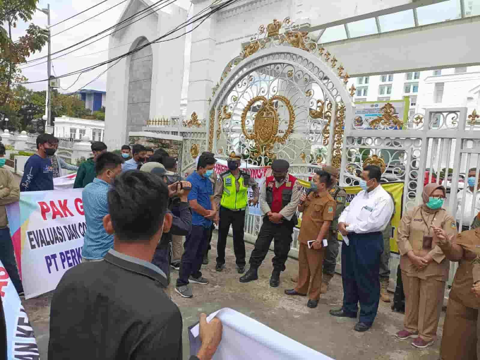 Aksi Para Pendemo di Depan Kantor Gubernur Sumatera yang diterima oleh Kepala Bagian Tata Usaha. Selasa (08/02/2022). (Foto/Humas)
