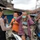 Personil Sat Samapta saat memberikan himbauan dan membagikan masker. Rabu (9/02/2022). (Foto/Humas)