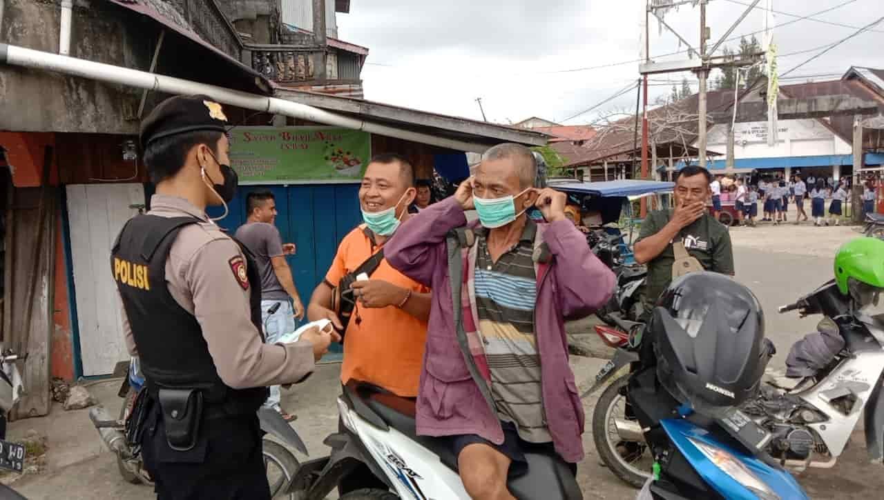 Personil Sat Samapta saat memberikan himbauan dan membagikan masker. Rabu (9/02/2022). (Foto/Humas)