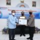 Kepala Ombudsman RI Perwakilan Sumut saat memberikan Hasil Survey ke Kapolres Labuhanbatu. Rabu (9/2/2022). (Foto/Humas)