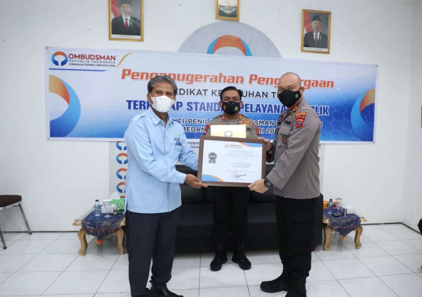 Kepala Ombudsman RI Perwakilan Sumut saat memberikan Hasil Survey ke Kapolres Labuhanbatu. Rabu (9/2/2022). (Foto/Humas)