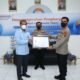 Kapolres Batu Bara, AKBP Jose DC Fernandes menerima piagam dari Ombudsman RI, disaksikan oleh Kapoldasu, Irjen Pol Panca Putra Simanjuntak. Rabu (09/02/2022). (Foto/Humas)
