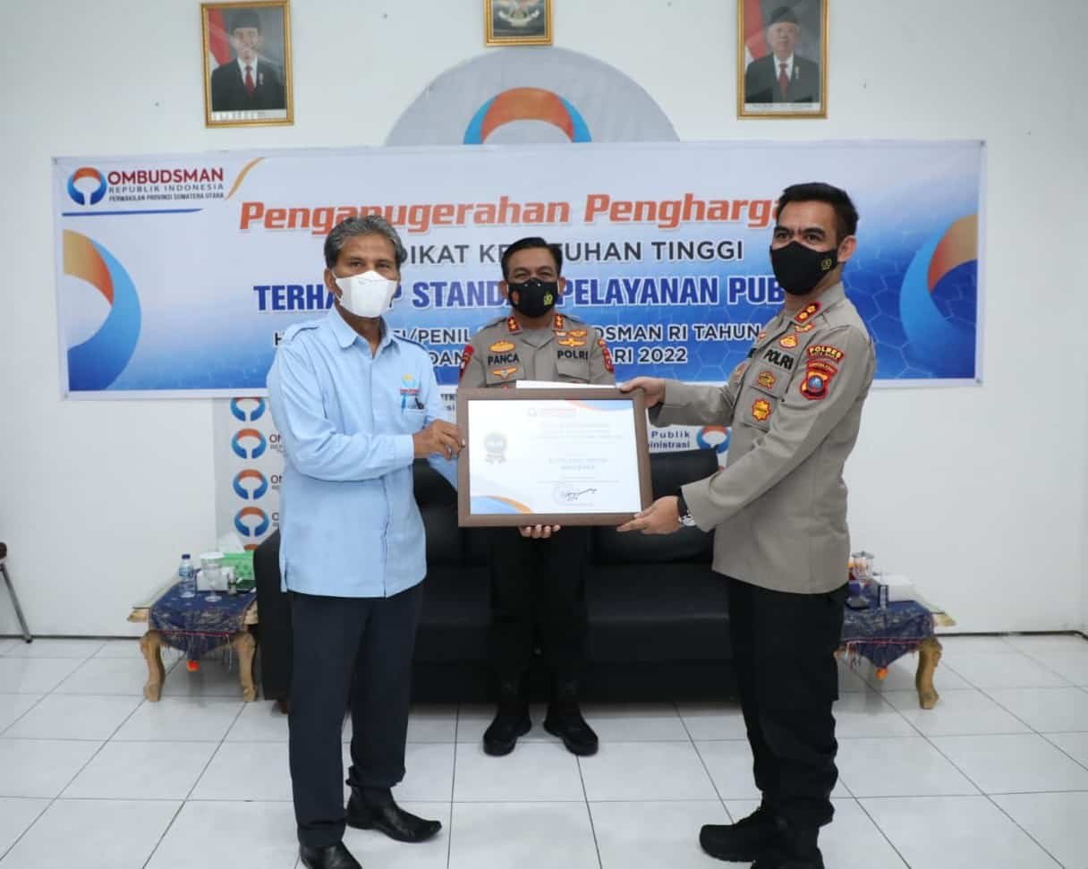 Kapolres Batu Bara, AKBP Jose DC Fernandes menerima piagam dari Ombudsman RI, disaksikan oleh Kapoldasu, Irjen Pol Panca Putra Simanjuntak. Rabu (09/02/2022). (Foto/Humas)