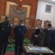 Ketua DPRD Tulungagung saat tandatangan persetujuan. Rabu (9/2/2022). (Foto/Humas)