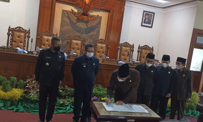 Ketua DPRD Tulungagung saat tandatangan persetujuan. Rabu (9/2/2022). (Foto/Humas)
