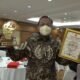 Kadisdik Kabupaten Batu Bara Ilyas Sitorus, saat menerima Anugrah Award dari BPI KNPA RI ke 20. Kamis (10/02/2022). (Foto/Humas).