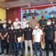 Ketua PWI Sumut H Farianda Putra Sinik SE melantik kepengurusan PWI Kabupaten Serdang Bedagai (Sergai) periode 2022-2025. Senin (14/2/2022). (Foto/Humas).