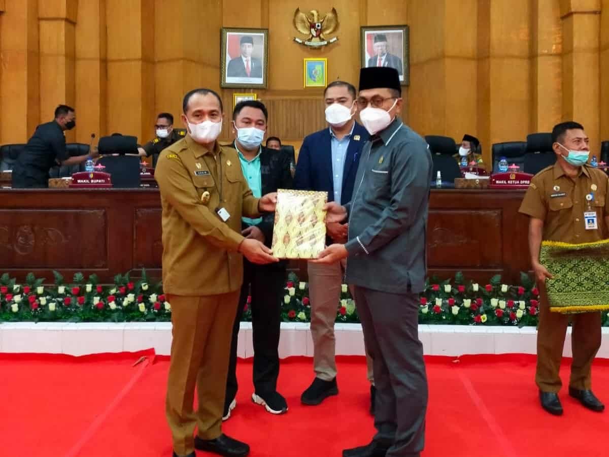 Bupati Batu Bara Ir Zahir, saat menerima hasil Ranperda dari Ketua DPRD Safi'i SH di dampingi wakil Ketua Safrizal. Senin (14/2/2022). (Foto/Humas).