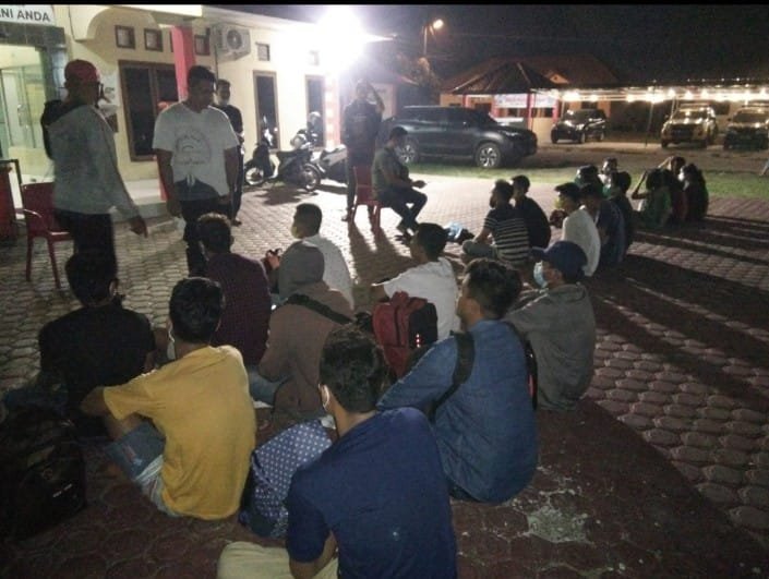 19 orang yang diamankan petugas Kepolisian Polsek Kisaran Kota saat dilakukan penggerebekan di rumah kos - kosan. Senin (14/02/2022). (Foto/Humas).