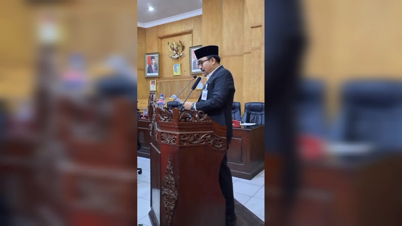 Wakil Bupati Oki Iqbal saat membaca Nota Ranperda. Selasa (15/2/2022). (Foto/Humas).
