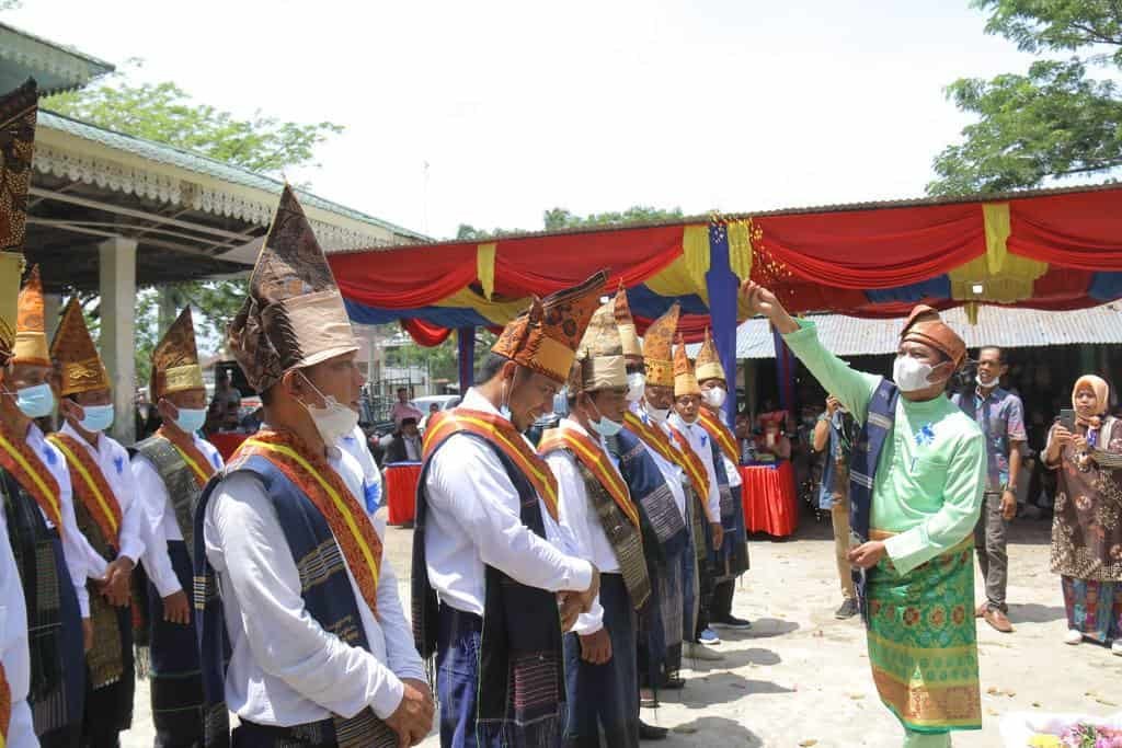 Bupati Sergai tepung tawar Penghulu Adat Kerajaan Negeri Padang. Selasa (15/2/2022). (Foto/Humas).