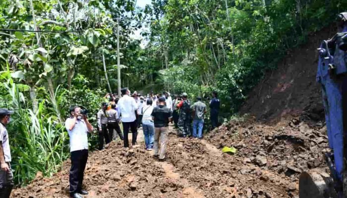 Bupati Maryoto Birowo Tinjau Bencana Tanah Longsor di Kecamatan Kalidawir