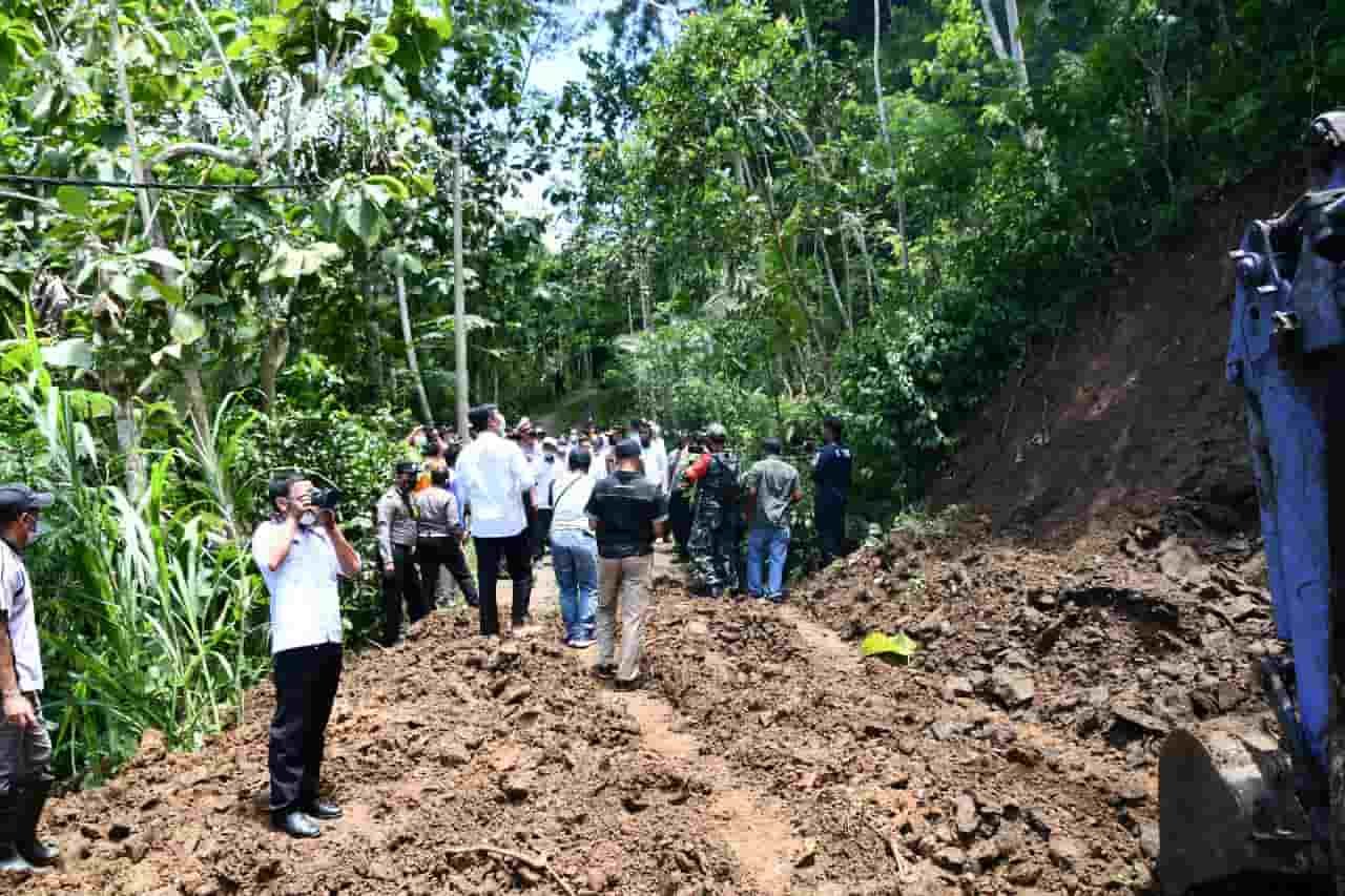 Bupati Tulungagung bersama rombongan tinjau langsung longsor. Rabu (16/2/2022). (Foto/Gusty Indah).