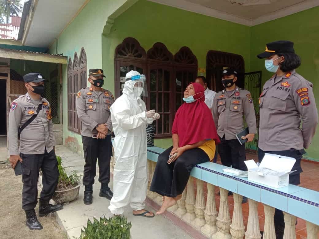 Kapolsek Lima Puluh, AKP Rusdi, saat dilokasi memantau kegiatan swab antigen di Desa Lubuk Besar Datuk Lima Puluh. Rabu (16/2/2022). (Foto/Humas).