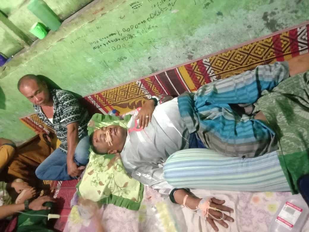 Korban perampokan Khoiruddin lagi terbaring di infus di kediamannya, Desa Lima Laras. Rabu (16/02/2022). (Foto/Sholeh Pelka).