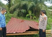 Tiga Rumah Porak Poranda Diterjang Angin Puting Beliung Di Air Putih, Kapolsek Indrapura Bantu Sembako