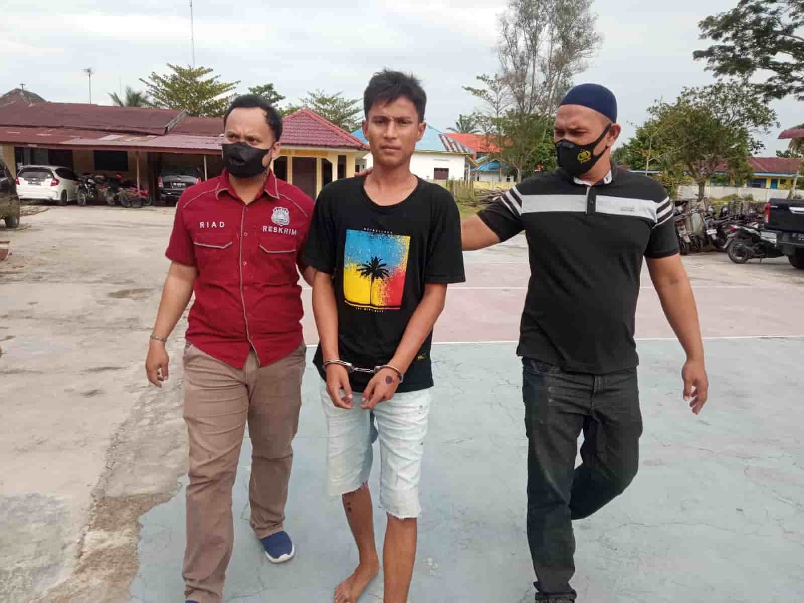 Salah seorang pelaku yang sempat jadi bulan - bulanan warga diamankan petugas Kepolisian. Rabu (16/2/2022). (Foto/Humas).