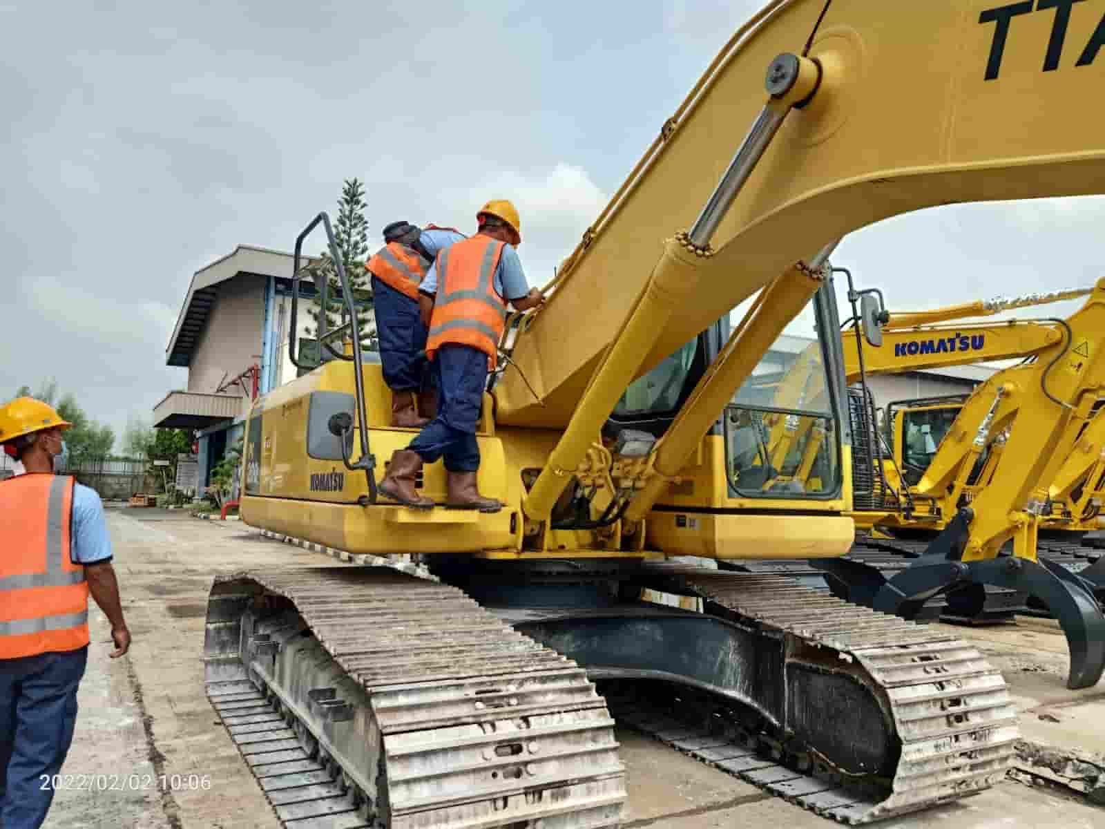 Teknisi operator alat berat saat memberi pelatihan teknik dasar untuk mengoperasikan alat berat. Jumat (18/02/2022). (Foto/Humas).
