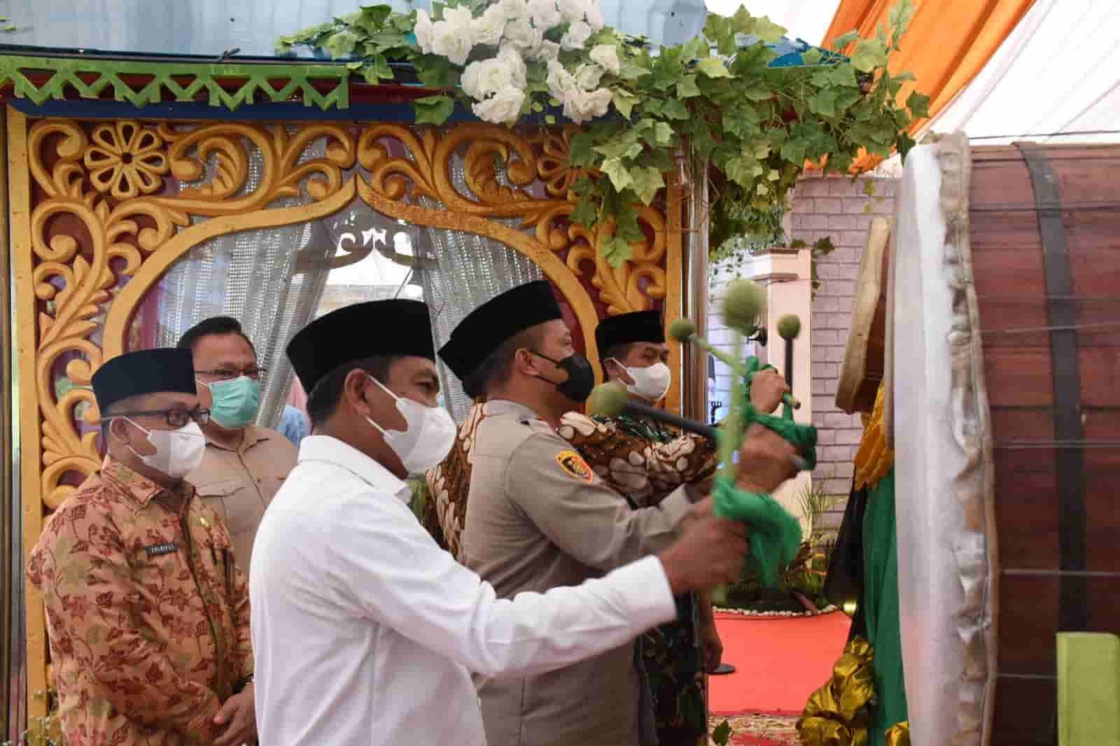 Bupati Sergai saat memukul Bedug pada acara penutupan MTQ dan FSQ. Jumat (18/2/2022). (Foto/Humas).