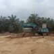 Alat berat jenis eksavator lagi stanby di lokasi galian C di Nagori Riah Naposo, Ujung Padang. Selasa (22/02/2022). (Foto/Humas).