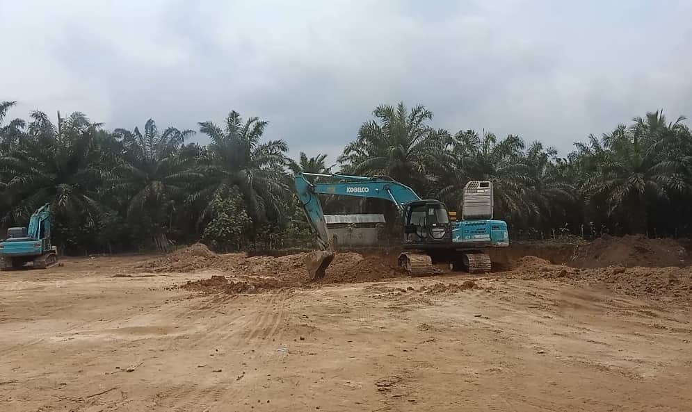 Alat berat jenis eksavator lagi stanby di lokasi galian C di Nagori Riah Naposo, Ujung Padang. Selasa (22/02/2022). (Foto/Humas).