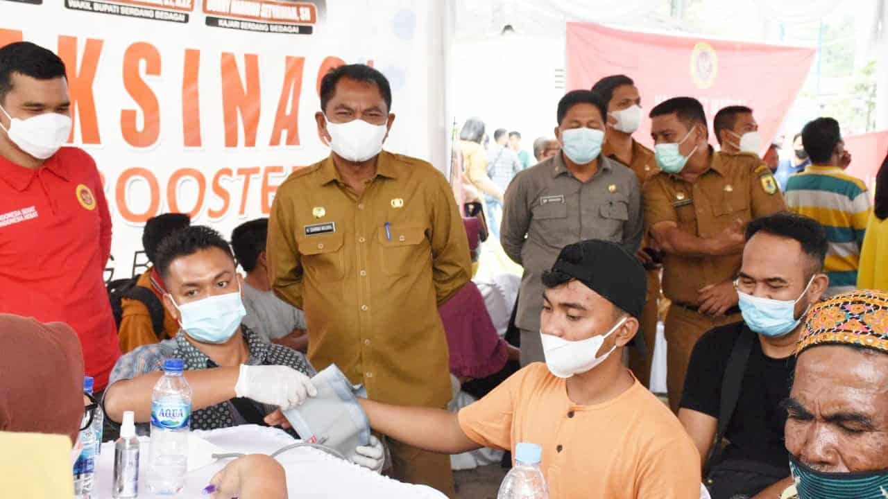 Bupati Sergai saat pantau Vaksinasi. Selasa (22/2/2022). (Foto/humas).
