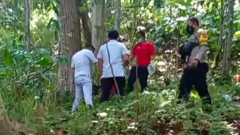 Pihak Polisi dan warga saat evakuasi korban. Selasa (22/2/2022). (Foto/Humas).
