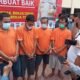 Kasat Reskrim Polres Batu Bara, AKP Feri Kusnadi lagi menginterogasi pelaku penggelapan mobil saat konfrensi Pers. Rabu (23/2/2022). (Foto/Eka Suhendra).