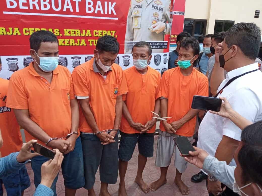 Kasat Reskrim Polres Batu Bara, AKP Feri Kusnadi lagi menginterogasi pelaku penggelapan mobil saat konfrensi Pers. Rabu (23/2/2022). (Foto/Eka Suhendra).