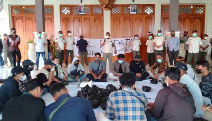 Demo Mahasiswa Tuntut Keterbukaan Tugas Wakil Bupati Tulungagung Dalam 100 Hari Kerja
