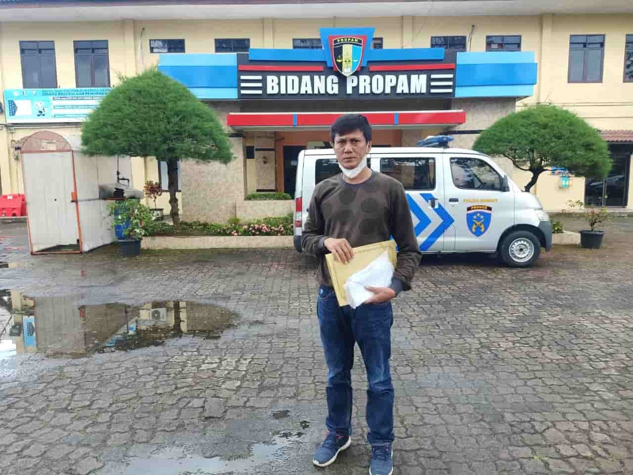 Wartawan MNC Fadli Pelka saat menyampaikan surat permohonan PWI dan Wappers Batu Bara ke Propam Poldasu. Kamis (24/02/2022). (Foto/Humas).