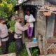 Personil Polsek, bersama Babinkamtibmas saat memberikan bantuan sembako di rumah penduduk. Jum’at (25/02/2022). (Foto/Humas).