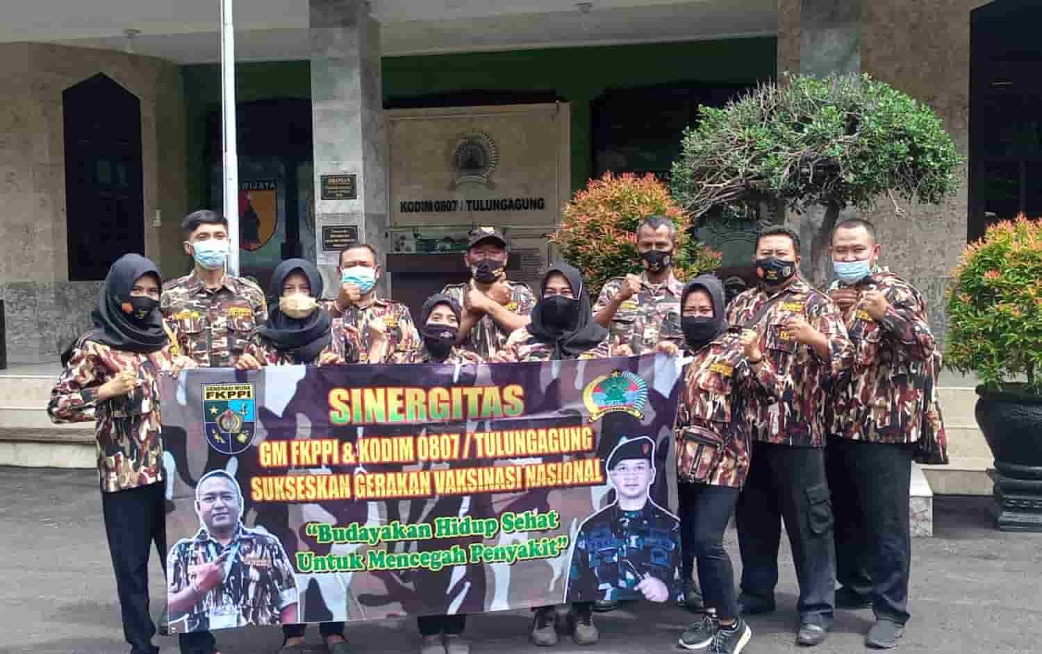 GM FKPPI 1307 bersinergi bersama Kodim 0807/ Tulungagung dalam Rangka Gerakan Vaksinasi Nasional. Sabtu (26/2/2022). (Foto/Humas).