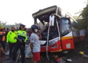 Bus Harapan Jaya Tersambar Kereta Api Dhoho di Perlintasan KA Desa Ketanon, 4 Orang Meninggal